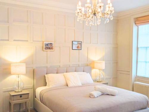 West Pallant Georgian Townhouse in City Centre with Courtyards, BBQ & Log Burners - Dogs Welcome! Chichester Holiday Properties gîte à louer Chichester