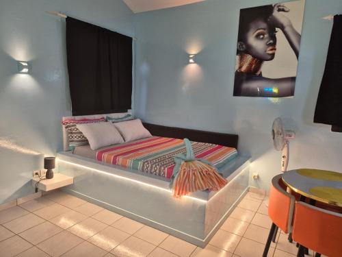 Studio Lipstick, Saly Portudal