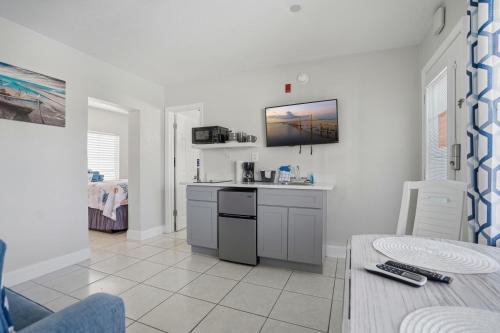 Kitchen, Blind Pass Resort Motel in St. Pete Beach (FL)