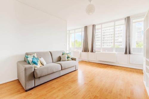 Bright studio near Metro Line 3 and shops in Bagnolet