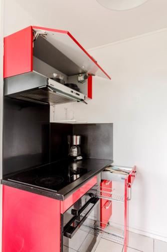 Bright studio near Metro Line 3 and shops in Bagnolet
