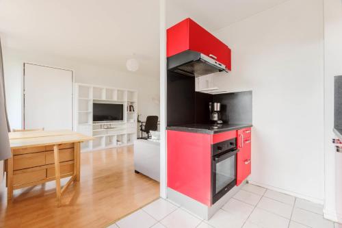 Bright studio near Metro Line 3 and shops in Bagnolet
