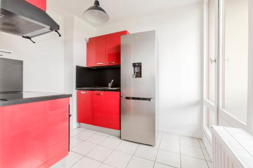 Bright studio near Metro Line 3 and shops in Bagnolet