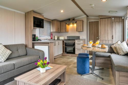 Shared lounge/TV area, Finest Retreats - Pine Forest Lodge in White Cross