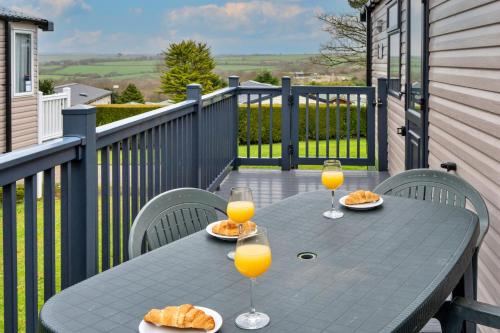 Balcony/terrace, Finest Retreats - Pine Forest Lodge in White Cross