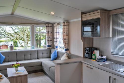 Shared lounge/TV area, Finest Retreats - Pine Forest Lodge in White Cross