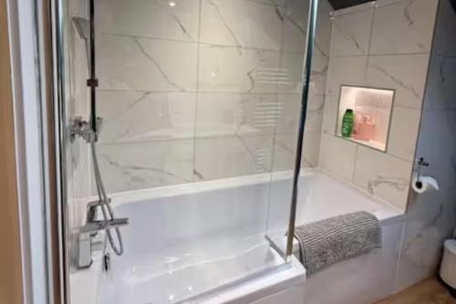 5 Bed house sleeps10 free parking pets city centre - image 12