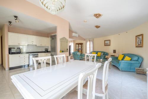 Kitchen, Villa Oceano with private heated pool, aircon and Seaview in Parque Holandes