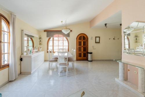 Facilities, Villa Oceano with private heated pool, aircon and Seaview in Parque Holandes