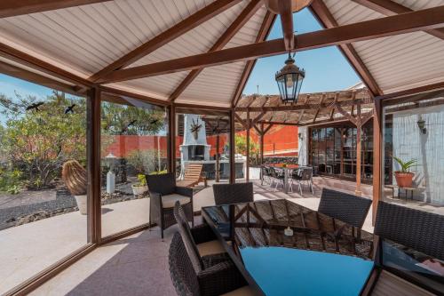 Balcony/terrace, Villa Oceano with private heated pool, aircon and Seaview in Parque Holandes