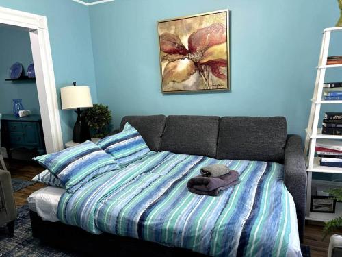 Urban Oasis • 3BR Duplex w/ Patio• Easy NYC Access - image 3