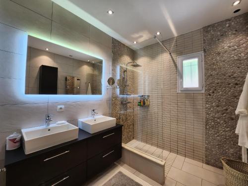 Bathroom, happyfew villa laghet in La Trinite