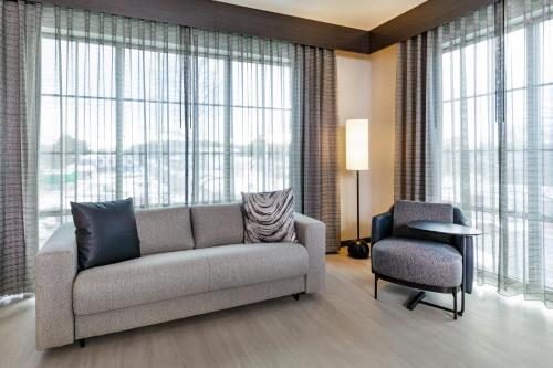 Turf and Spa Motel - image 2