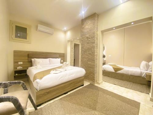 Seven Pyramids View Inn - Rooftop Breakfast Room Type - Deluxe Family Suite