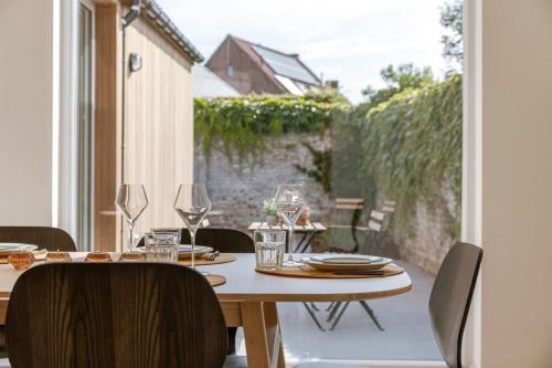 Exterior view of Casiola - Beautiful vacation home 'Valkehuisje' in Poperinge