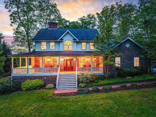 Hot Tub and Mountain Views just 15 min to Downtown Asheville! in Leicester, USA