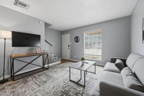 Cozy 1BR townhome perfect for relaxing stays – khách sạn tại Arlington