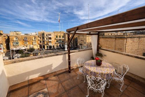 Birgu Square Townhouse, Rooftop & 3 Bathrooms, Vittoriosa