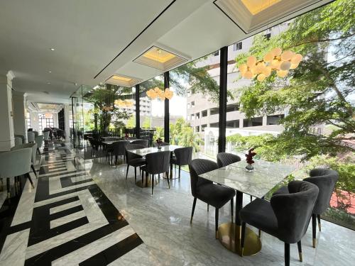 Restaurant, Grand Eska Hotel & Suites Batam  in Batam