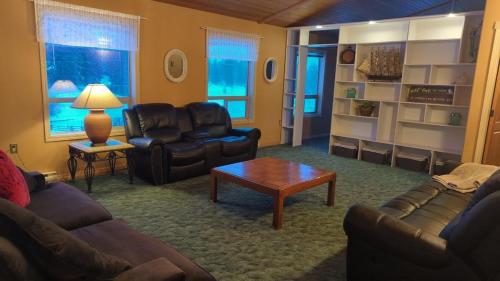 . Relaxing Blue House in the country 8 min to Lake