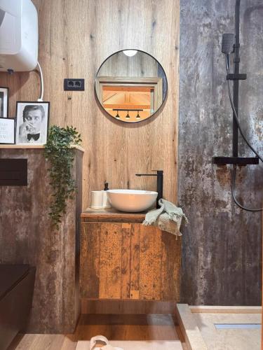 Tiny House Retreat Mountain View Bicazul Ardelean in Telec