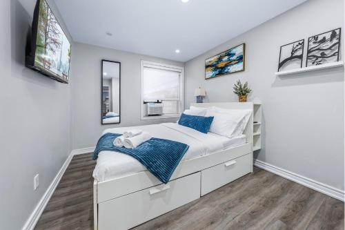 Casa Hotels College Prime Suite Near Trinity Bellwoods & Little Italy - image 3