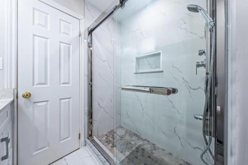 Casa Hotels College Prime Suite Near Trinity Bellwoods & Little Italy - image 2