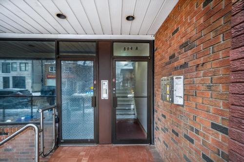 Casa Hotels College Prime Suite Near Trinity Bellwoods & Little Italy - image 5