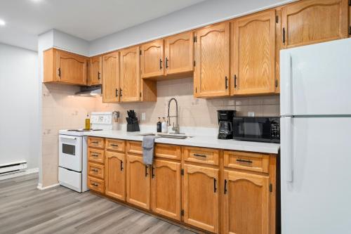 Casa Hotels College Modern Suite Near Dufferin Grove Transit Line - image 2