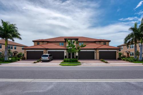 Impeccable 3 BR 2BA Home with Expansive Lake View - Serenity Garden in 普拉泰申