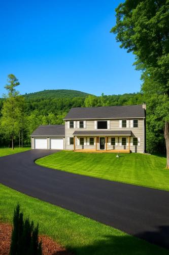 Spacious 8 BR Family summer Escape large pool in Ellenville (NY)