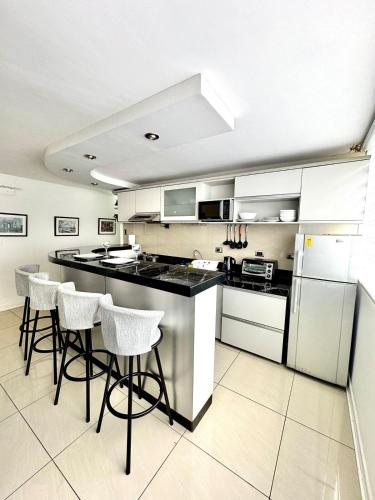 Bright & Modern - 1BR with AC and Fast Wifi in Miraflores