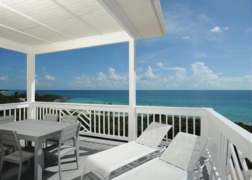 . Lux Condo w/Views, Beach, Htd Pool, Pickleball, Gym,Walk to Restaurant