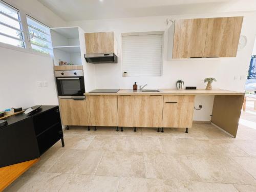 Maison neuve et moderne avec 2 chambres climatisees in Baie-Mahault