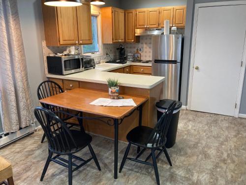 廚房, Cozy Apartment Centrally Located in Southbury in 紹斯伯里