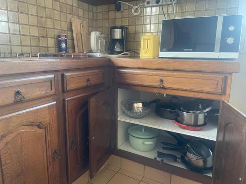 кухня, Spacious Two-Bedroom Guest Suite in Large Village Home in Ле Тейоль