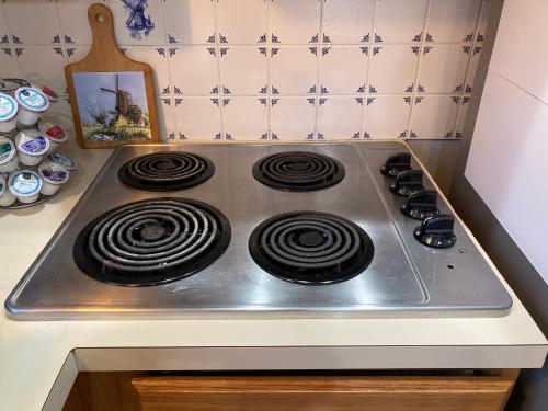 廚房, Cozy Apartment Centrally Located in Southbury in 紹斯伯里