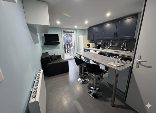 Cozy studio - Close to Briançon & ski resorts (Cozy studio - Close to Briancon & ski resorts) in Saint-Martin-de-Queyrieres