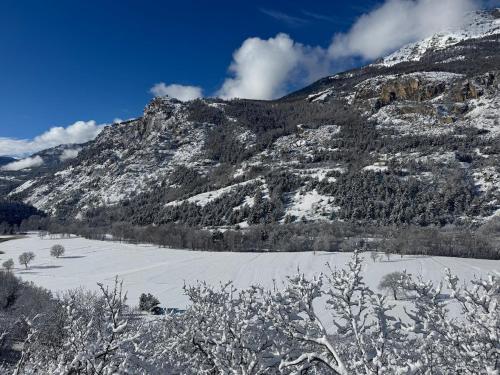 Cozy studio - Close to Briançon & ski resorts (Cozy studio - Close to Briancon & ski resorts) in Saint-Martin-de-Queyrieres