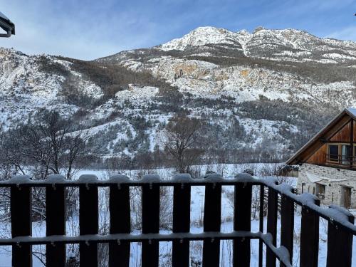 Cozy studio - Close to Briançon & ski resorts (Cozy studio - Close to Briancon & ski resorts) in Saint-Martin-de-Queyrieres