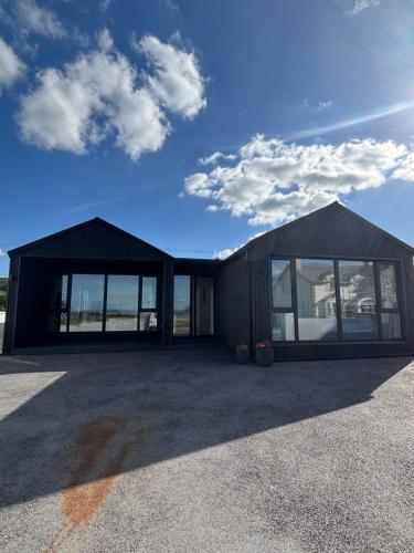 Rockview House & Villas Sleeps 30, 4 properties - 16 bed & outdoor sauna in Cashel