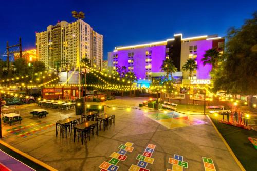 บริการและสิ่งอำนวยความสะดวก, Oasis at Gold Spike in ถนนฟรีมอนต์