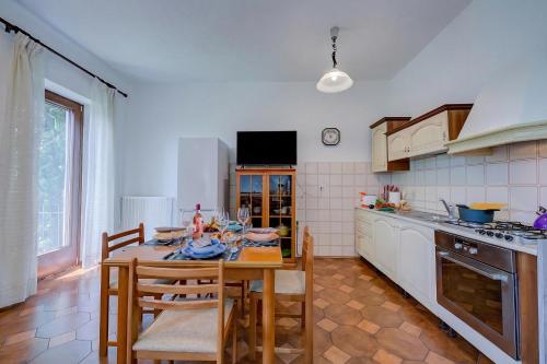 Iekārtas, Charming La Gelosia Few Min From Lake: 2BR Monvalle Apartment - Happy Rentals in Monvalle