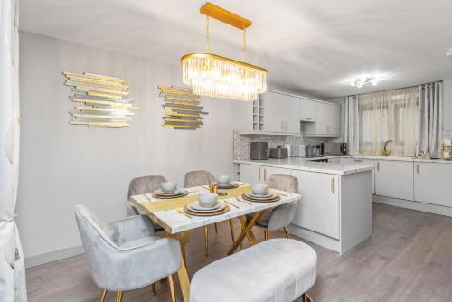 DYNASTAYS- Stylish Seaside Home- Dog Friendly, Garden & Parking, Edinburgh