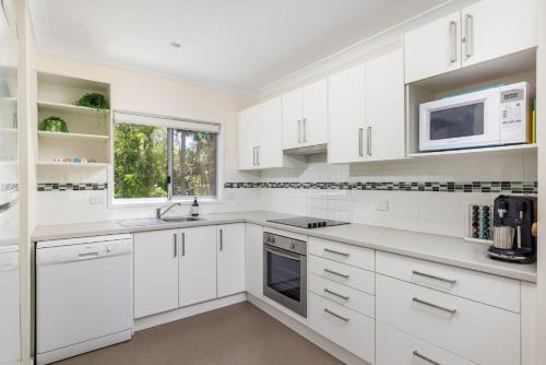 Akuna and Karingal Cottages Fingal Bay in Fingal Bay