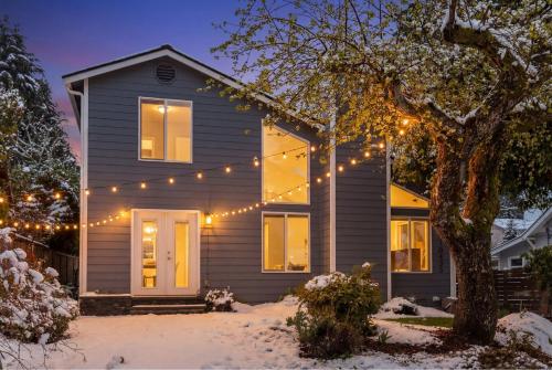 Perch - Stylish 3BR Retreat | Open Living + Free Parking – khách sạn tại Rainier Valley