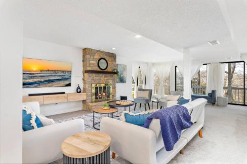 . Stunning home woods 15 min to overlandpark