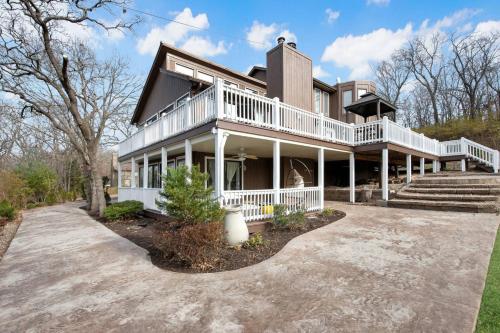 . Stunning Wooded 5BR Home 15 Min to Overland Park
