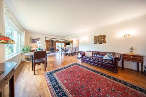 . Novelty Wooded Retreat