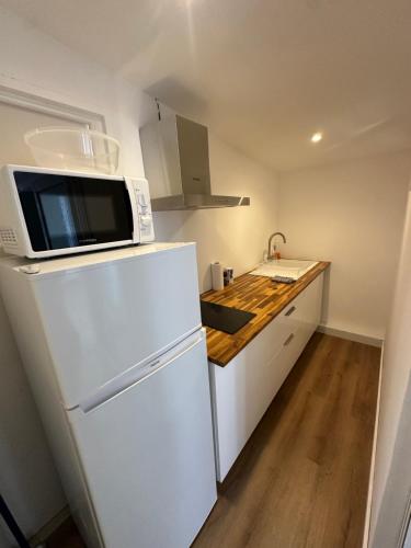 Kitchen, studio climatise avec piscine et proches des plages in Saint-Felix